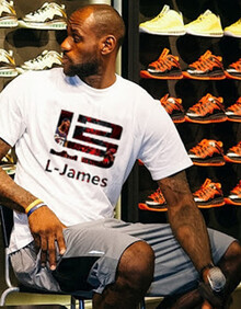 替补球员首秀即得分，成为焦点（替补登场首秀建功，瞬间抢镜）