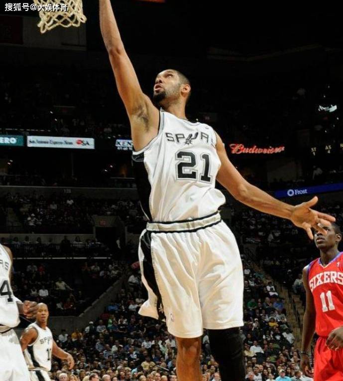 53岁齐达内夜游上海，与大妈踢毽子几分钟融入氛围，展现顶级球商（53岁齐达内夜逛沪上，与大妈踢毽子几分钟就打成一片，顶级球商尽显）