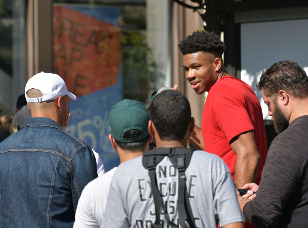 不可触碰的美，若昂-内维斯女友马达莱娜晒暗黑风妆造（冷艳不可近：若昂-内维斯女友马达莱娜晒暗黑系妆容）